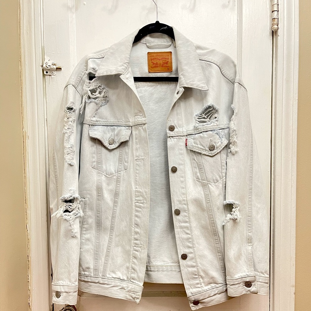 Oversized Levi’s Distressed Jean Jacket